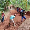 GOTONG ROYONG: Warga Desa Surian antusias membangun jalan usaha tani menuju sawah di Blok Cidongke, Senin (10/