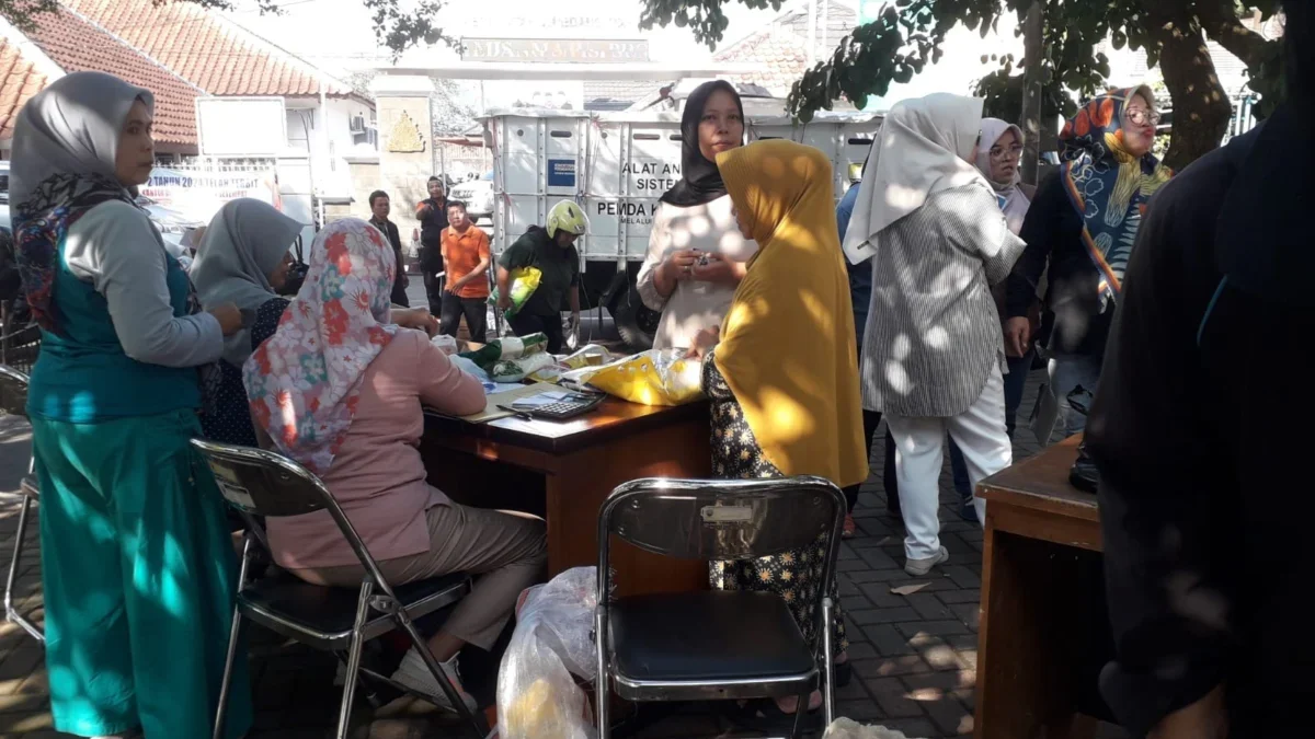 GELAR: Suasana Operasi Pasar Murah yang digelar DiskopUKMPP Kabupaten Sumedang, belum lama ini.