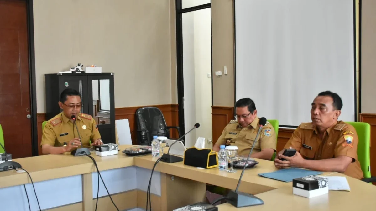 RAPAT: Pj Bupati Sumedang Yudia Ramli saat mengadakan pertemuan dengan Kepala Bapppeda Agus Wahidin di PPS, S
