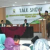 HADIRI: Pj Bupati Yudia Ramli saat membuka acara talkshow yang digelar DMI di Aula Islamic Center Sumedang, Se