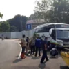 EVAKUASI: Sejumlah aparat saat mengevakuasi bus pariwisata yang mengalami kecelakaan di taman depan Kampus ITB