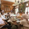 Sekda Jabar Herman Suryatman saat memimpin Rapat Optimalisasi Penyerapan Tenaga Kerja di Jawa Barat