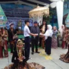LEPASKAN: Kepala Sekolah SMPN 2 Sumedang, H Iryan Resmana MPd., pada upacara adat pelepasan dua burung merpati