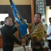 MENJALANKAN AMANAT: Ketua PWI Sumedang Ade Hadeli (Kiri) menerima petaka PWI dari Ketua PWI Jawa Barat, Hilman