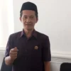 SAMPAIKAN: Ketua Umum DPC PKB Kabupaten Sumedang Didi Suhrowardi saat memberikan pernyataan kepada wartawan me