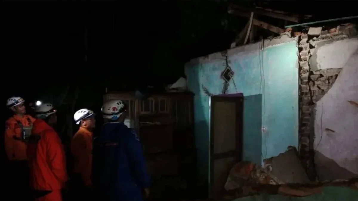 ROBOH: Tim Pusdalops BPBD Kabupaten Sumedang melakukan assesment rumah ambruk di Desa Cikondang, baru-baru ini