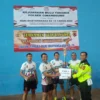 SERAHKAN: Kapolsek Cimanggung Kompol Karyaman saat memberikan hadiah Turnamen Kapolsek Cimanggung Cup, baru-ba