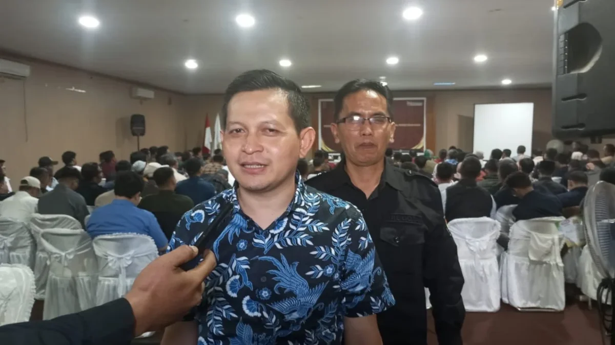 PAPARKAN: Ketua KPU Sumedang Ogi Ahmad Fauzi saat memaparkan mengenai Verifikasi Faktual Bacalon Bupati dan Wa