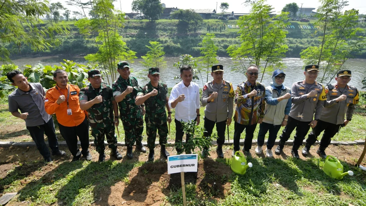 Penjabat (Pj) Gubernur Jawa Barat, Bey Machmudin saat memperingati Hari Lingkungan Hidup Sedunia di Taman Ikon