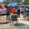 BAKAR: Petugas Satpol PP saat memusnahkan berbagai macam barang illegal dengan cara dibakar di Pusat Pemerinta