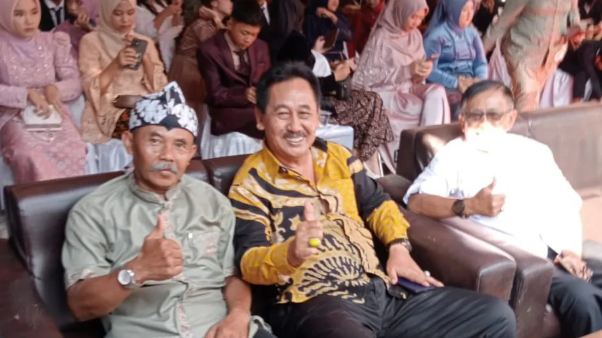 HADIRI: Kepala SMPN 4 Sumedang Soni Darma Jatnika S.Pd, bersama Anggota Dewan DPRD Sumedang, H. Sidik Jafar S.