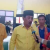 DIWAWANCARA: Ketua DPD Golkar Sumedang Sidik Jafar (tengah) saat menjelaskan mengenai koalisi Golkar dan PDIP