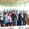 BERSAMA: Ketua Pansus V DPRD Provinsi Jawa Barat, Asep Suherman saat Pansus V melakukan kunjungannya di kawasa