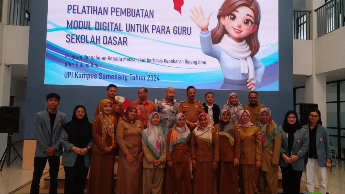 BERSAMA: Tim PKM UPI Kampus Sumedang berfoto dengan para Guru peserta pelatihan seusai acara penutupan kegiata
