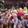 HADIRI: Bakal Calon Bupati Sumedang Dony Ahmad Munir saat menghadiri acara pelepasan siswa di SDN Cikopo 2 Jat