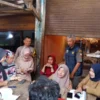 LAYANI: Petugas IKD kecamatan Cimanggung saat melayani aktivasi IKD warga di Kecamatan Cimanggung, Selasa (25/