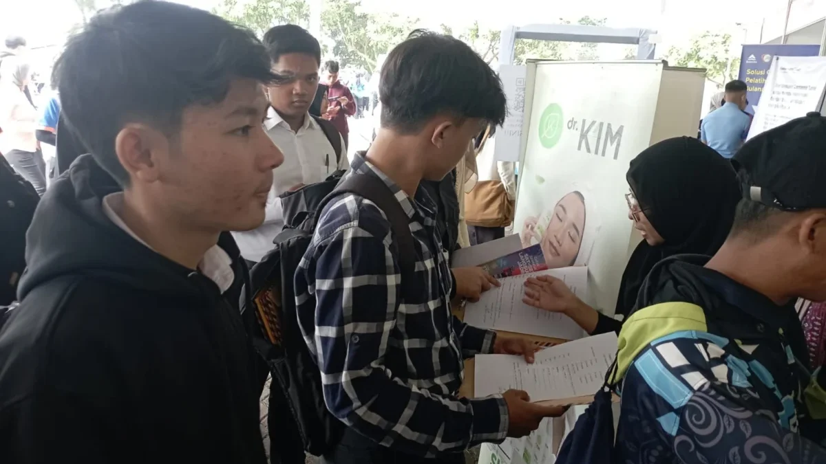 IKUTI: Para pencari kerja di Kabupaten Sumedang saat mengikuti kegiatan Bursa Kerja/Job Fair tahun 2024 di PPS