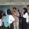 BERKUNJUNG: Bakal Calon Bupati Sumedang Dony Ahmad Munir saat mengunjungi Job Fair di PPS, baru-baru ini.