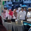 LITERASI: Kepala Disdikbud Subang, Tatang Komara dan Sekda Subang H Asep Nuroni mengunjungi stand literasi yan