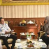 BINCANG: Pj Bupati Sumedang Yudia Ramli Bersama Pimpinan OJK Tasikmalaya Melati Utsman saat melakukan pertemua