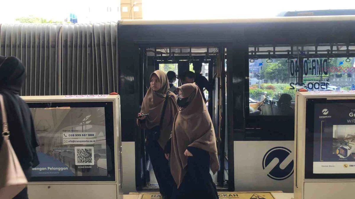 Sejumlah masyarakat menikmati layanan bus Transjakarta-Sabrina Hutajulu-