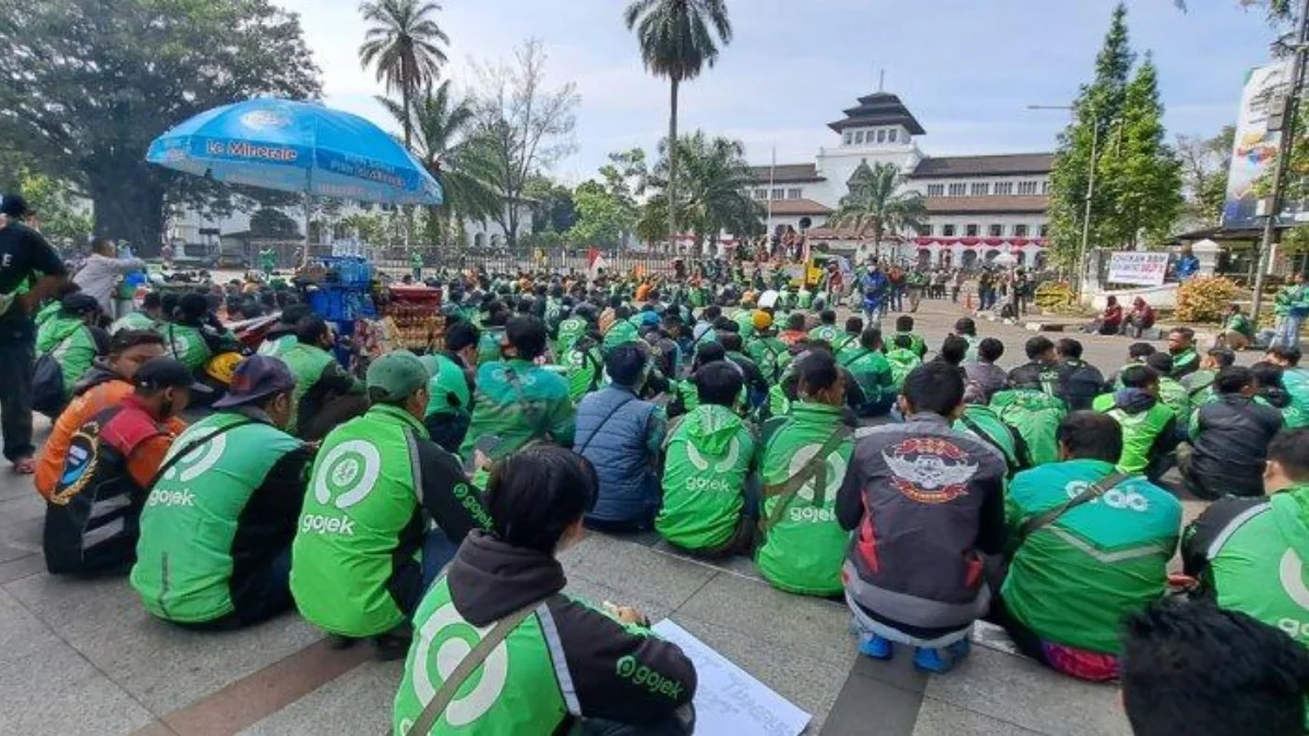 Aksi Ribuan Driver Ojol di Gedung Sate Bandung: Menolak Tarif Rendah dan Tuntutan Kesejahteraan