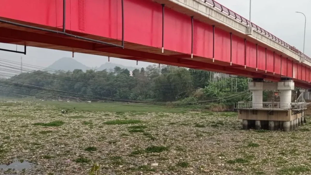 Meski Sudah Dibersihkan, Sampah di Jembatan Sapan KBB Kembali Menumpuk, Ternyata Ini Penyebabnya