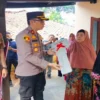Kapolres Purwakarta, AKBP Edwar Zulkarnain secara simbolis menyerahkan bantuan Rutilahu, Selasa (26/5)