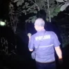 Polisi membantu warga patroli malam di Desa Gunung Manik, Kabupaten Kuningan.
