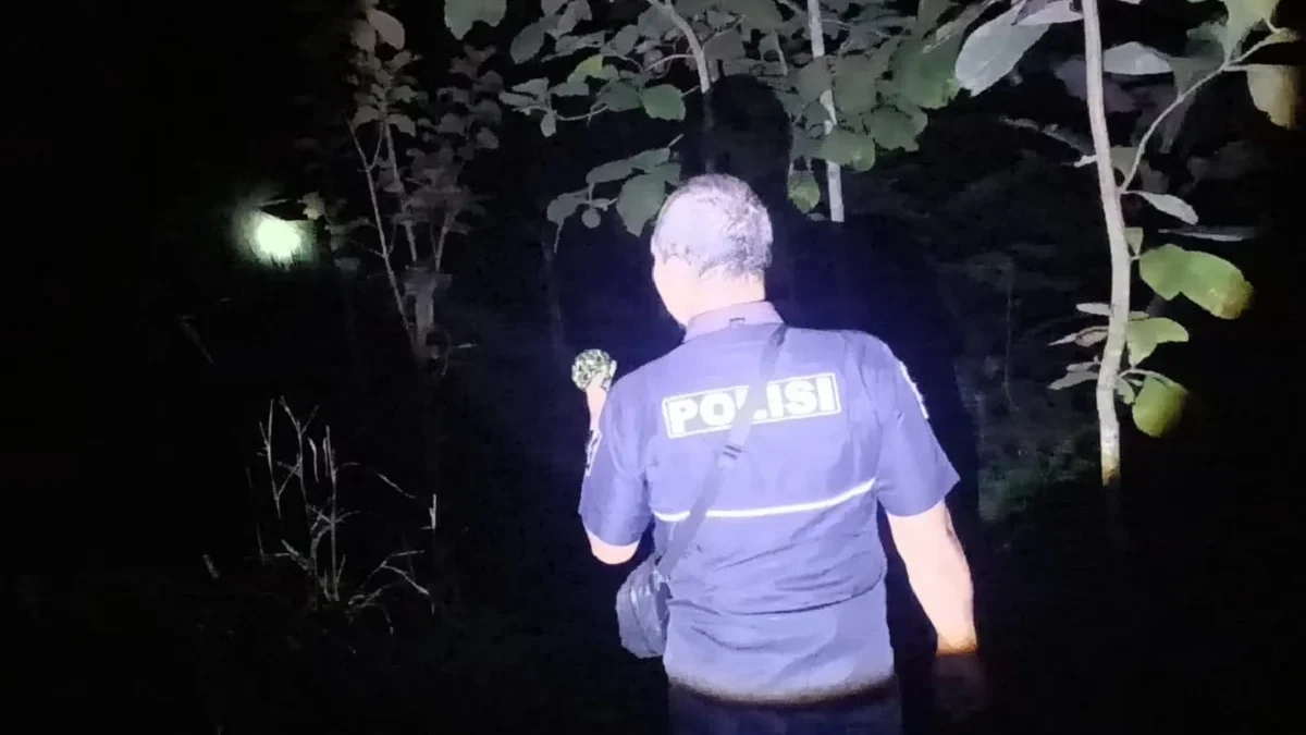 Polisi membantu warga patroli malam di Desa Gunung Manik, Kabupaten Kuningan.