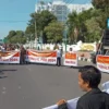 Masyarakat Kota Cirebon melakukan aksi demo terkait pembayaran PBB 2024