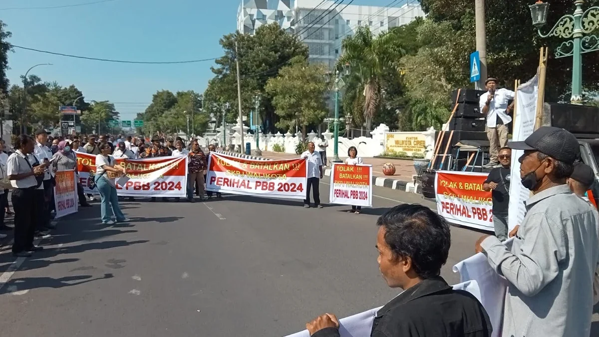 Masyarakat Kota Cirebon melakukan aksi demo terkait pembayaran PBB 2024