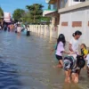 Akibat curah hujan tinggi dan tanggul sungai jebol, banjir masih merendam Desa Jagapura Kecamatan Gegesik hing