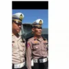 GELAR: IPTU Bambang Ismiyanto saat melaksanakan operasi patuh lodaya di wilayah Sumedang kota, Selasa (16/7).