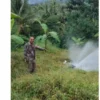 TUNJUKAN: Kepala Desa Ranggasari Dedhe R Manikmaya SE saat menunjukkan dan memperbaiki pipa di wilayahnya, Kam