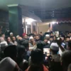 Ratusan santri mengawal laporan dari Pimpinan Ponpes Darul Ulum Petir Ciamis KH Ujang Abdussalam di Mapolres T