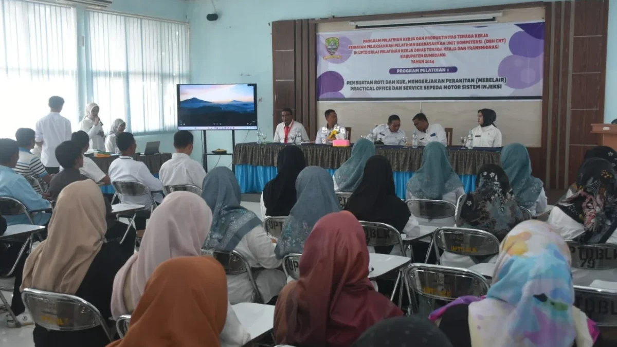 IKUTI: Sejumlah peserta saat mengikuti pelatihan kerja di BLK Sumedang, Rabu (10/7).