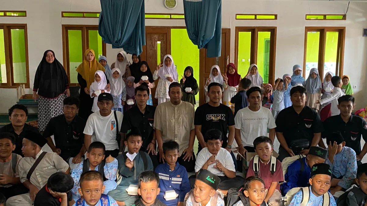 BAGIKAN: Pendiri dan Ketua Komunitas Saderek Clan berfoto bersama anak-anak Pesantren Panti Asuhan Yayasan Ulu