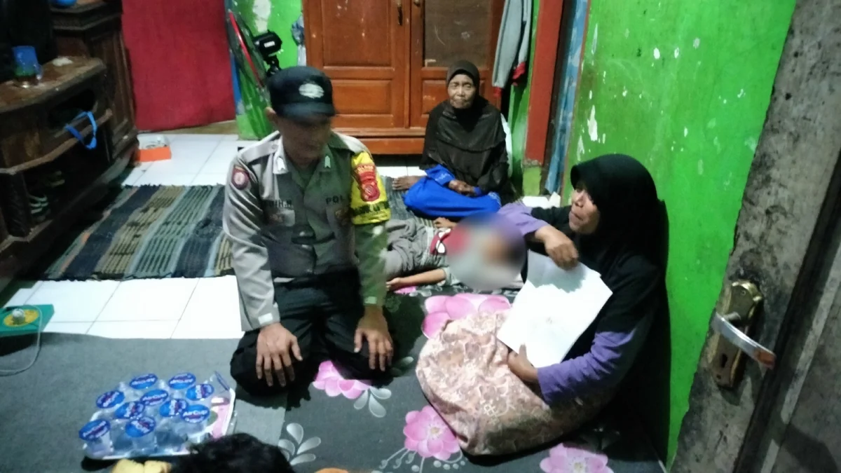 Anggota Polsek Mangkubumi saat berbicara dengan ibu dari M Rahmatul Alkap Nur Fajri, anak yang ditemukan menin