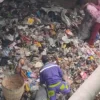 ODGJ Ikut Serta Bersihkan Kolong Jembatan Dari Sampah yang Menggunung