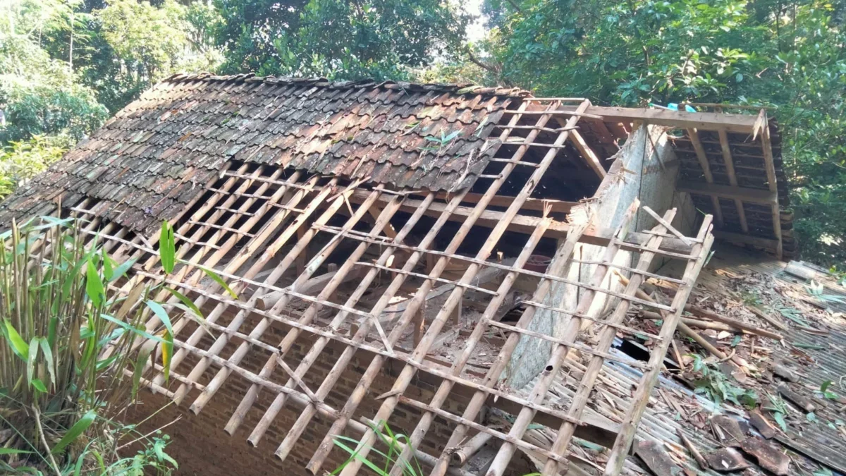 RUSAK: Sebuah rumah milik salah seorang warga Kelurahan Cipamempek mengalami kerusakan usai tertimpa sebuah po