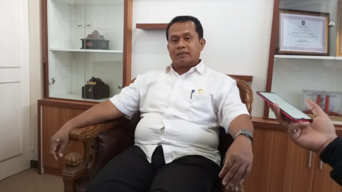 PAPARKAN: Kepala Disdukcapil Kabupaten Sumedang Bangbang Kustiantoro saat memaparkan mengenai pemilih pemula y