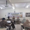 IKUTI: Sejumlah Guru dan Staff MTsS Persis Sumedang saat mengikuti rapat di sekolahnya, Kamis (11/7).