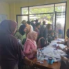 DAFTAR: Sejumlah warga Kecamatan Cimanggung saat melakukan pembuatan administrasi kependudukan (Adminduk) di k