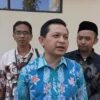 PAPARKAN: Ketua KPU Kabupaten Sumedang Ogi Ahmad Fauzi saat memaparkan mengenai hasil verifikasi calon perseor