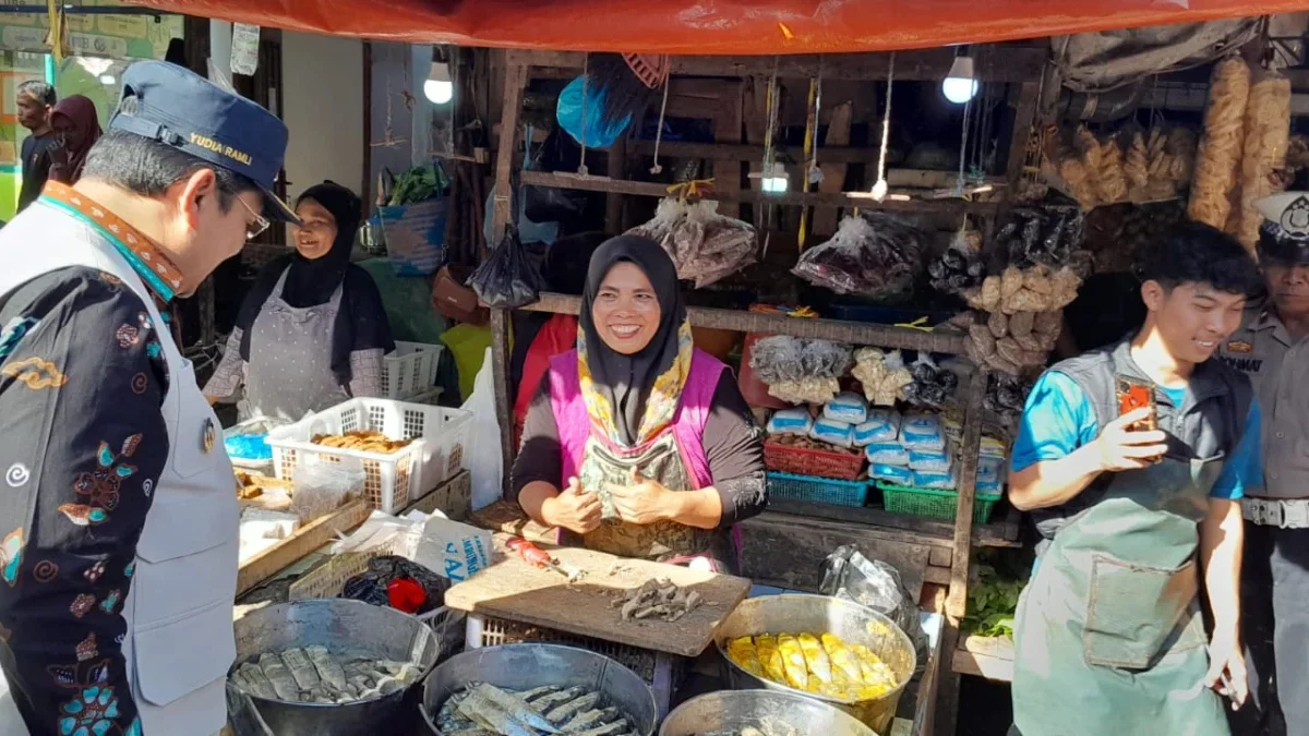 PJ Bupati Sumedang Yudia Ramli saat mengecek harga kebutuhan pokok di pasar tradisional Tanjungsari.