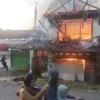 HANGUS: Api nampak menyala membakar sebuah rumah di di Dusun Gunung Canggah Desa Banjarsari Kecamatan Jatinung