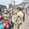 BONGKAR: Petugas Satpol PP Kabupaten Sumedang saat melakukan pembongkaran bangunan liar di Kawasan Jalan Raya