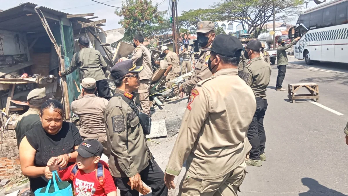 BONGKAR: Petugas Satpol PP Kabupaten Sumedang saat melakukan pembongkaran bangunan liar di Kawasan Jalan Raya
