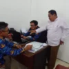 BERBINCANG: Sekretaris Desa Jatihurip, Beni Rahmat Sopian bersama para Kasi saat membahas pencapaian IKD di de